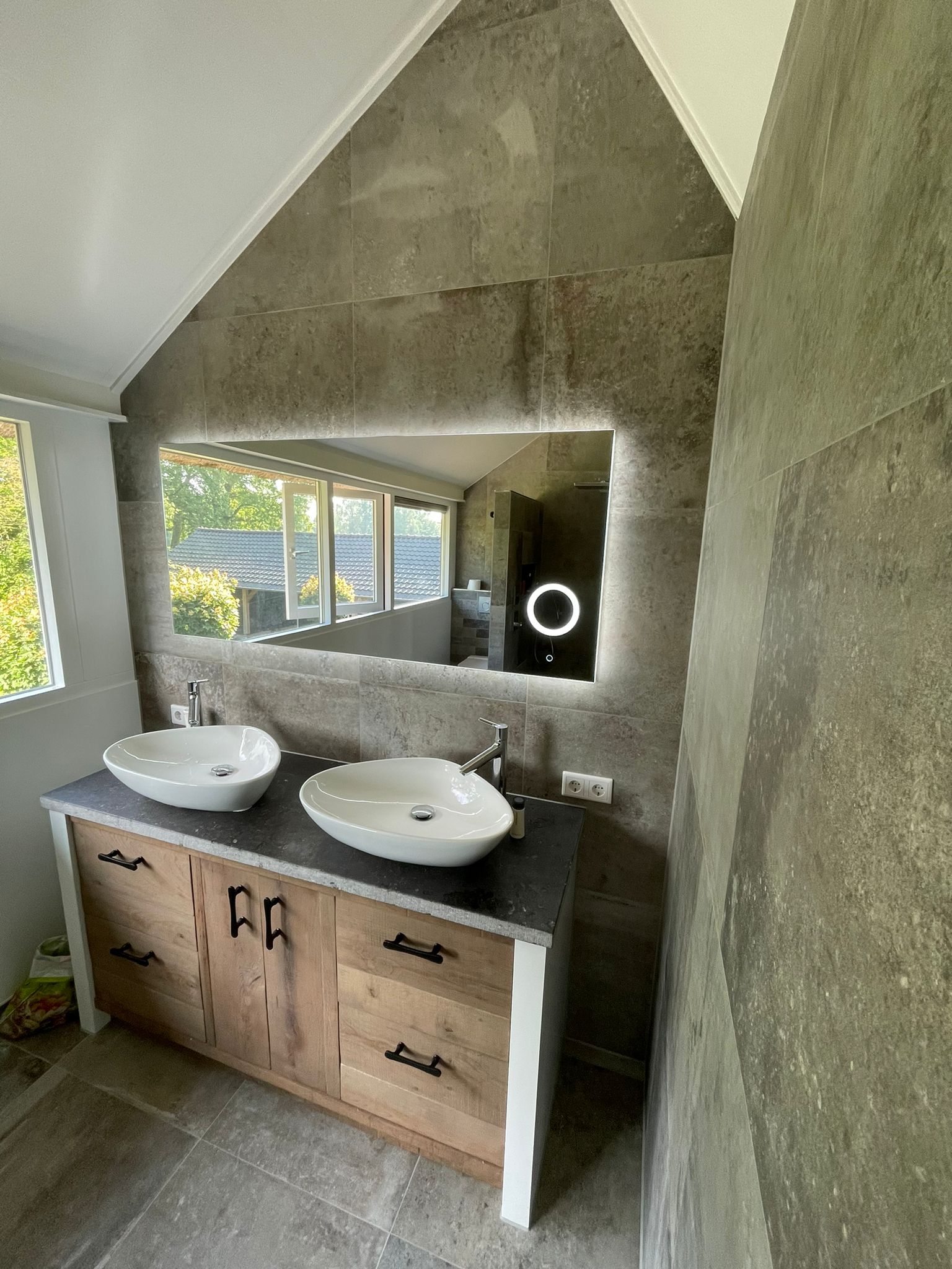 Badkamer met houten meubel