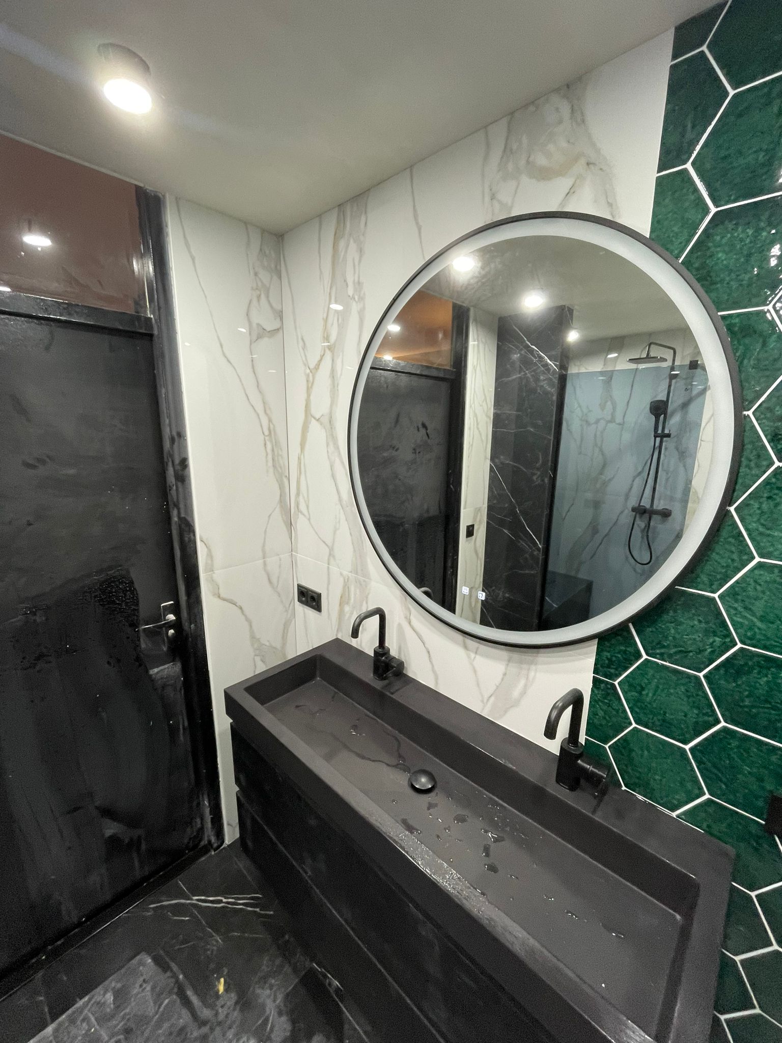 Badkamer met zwarte accenten